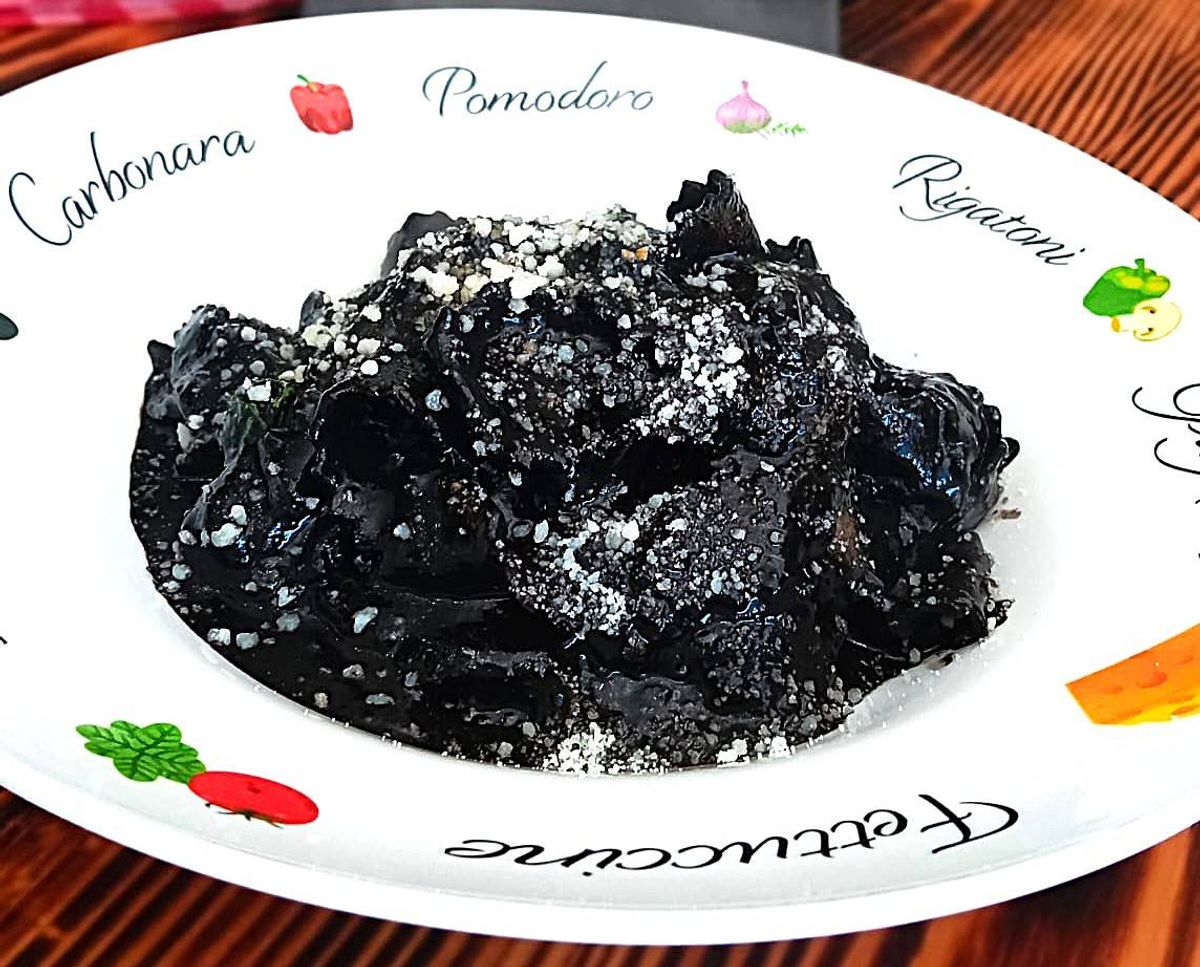Paste cu Sos Nero di Seppia e Gamberetti